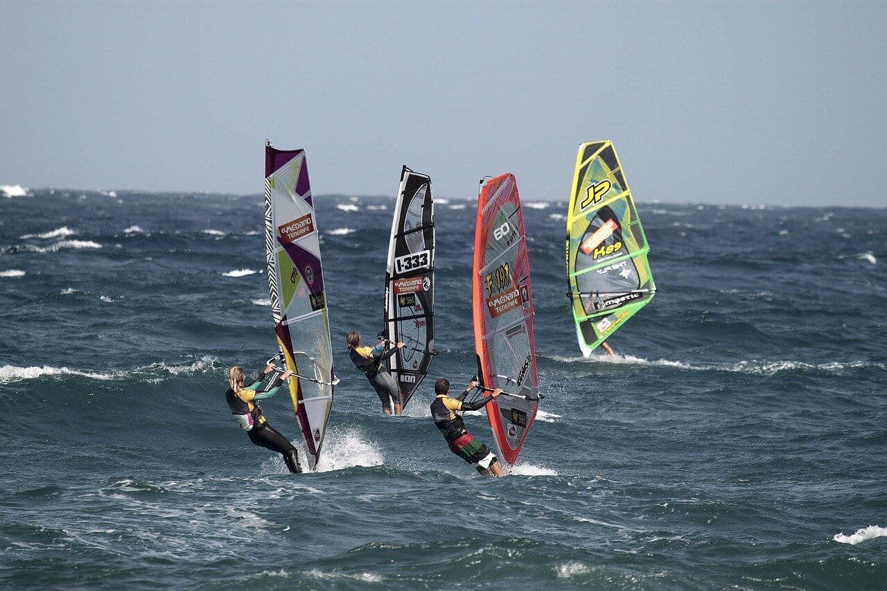 Co to jest windsurfing i jak zacząć z nim przygodę?