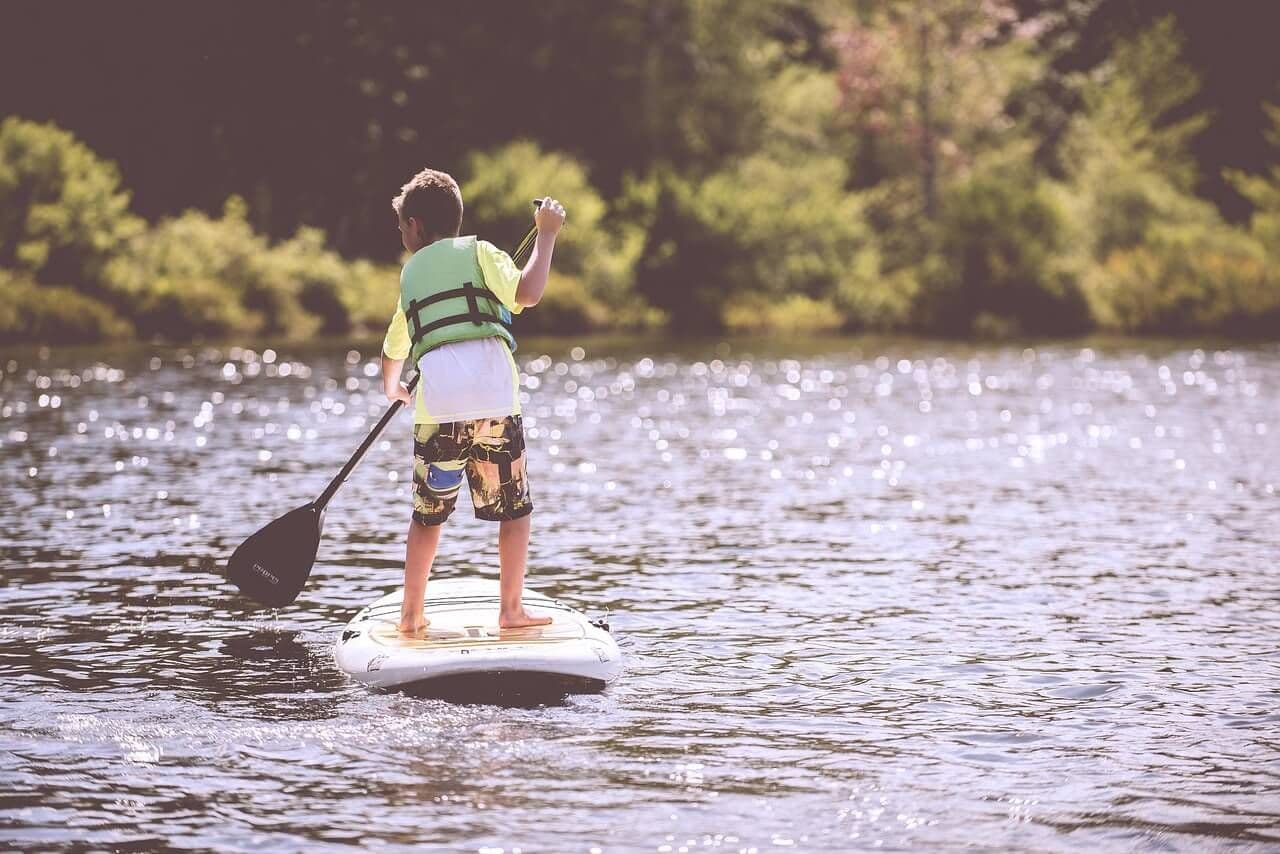 Sporty wodne dla najmłodszych: aktywne wakacje na półwyspie Helskim